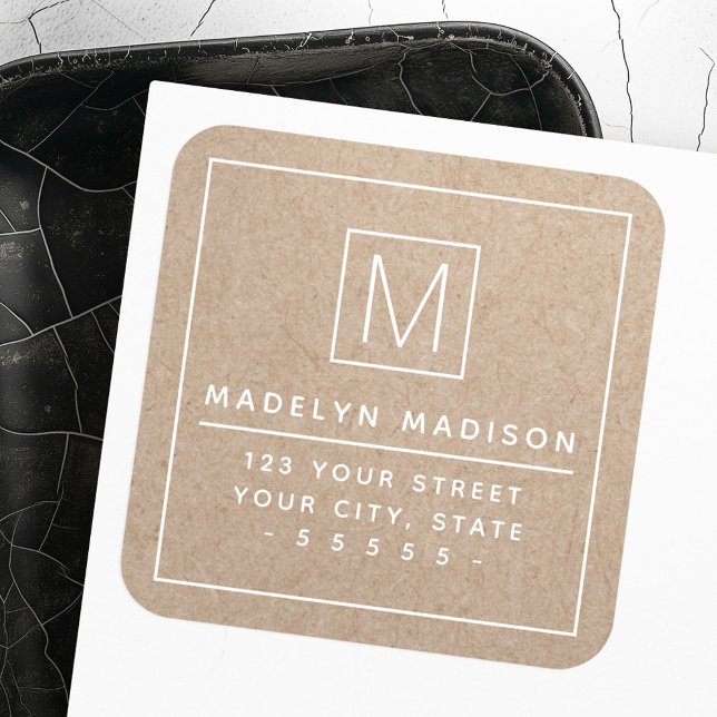 Rücksendeadresse von Kraft in weißem Text Quadratischer Aufkleber (White text Kraft look monogram return address Square Sticker)