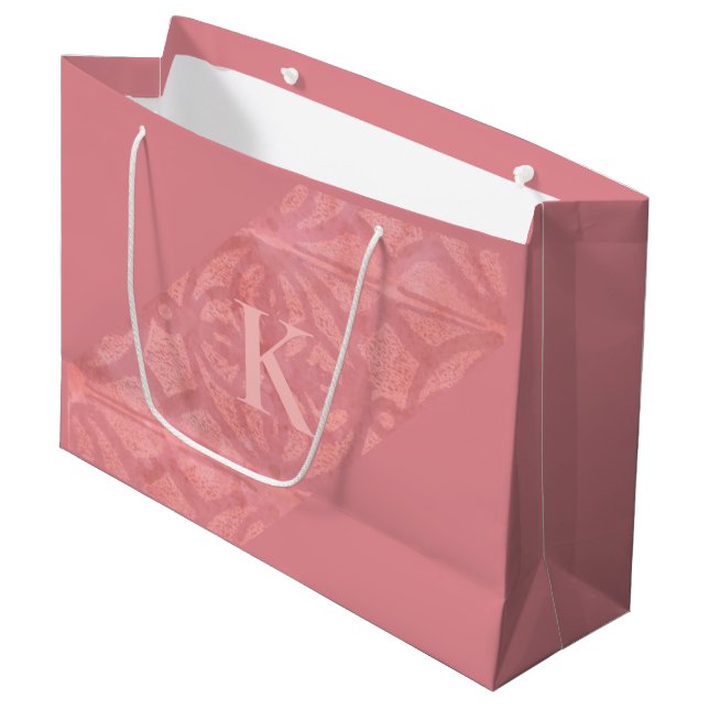 Ruddy Pink Batik Letter Große Geschenktüte (Vorderseite Schrägansicht)