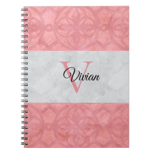 Ruddy Pink Batik und Grau Wasserfarbe Mit Monogram Notizblock