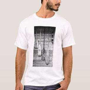 Ruder sind an einem Holzschuppen in Big Cypress au T-Shirt