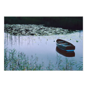 Ruderboot auf einem kleinen See, umgeben von Wasse Fotodruck