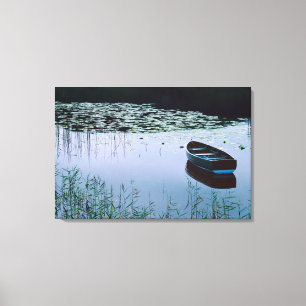 Ruderboot auf einem kleinen See, umgeben von Wasse Leinwanddruck