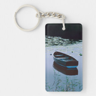 Ruderboot auf einem kleinen See, umgeben von Wasse Schlüsselanhänger