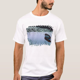 Ruderboot auf einem kleinen See, umgeben von Wasse T-Shirt