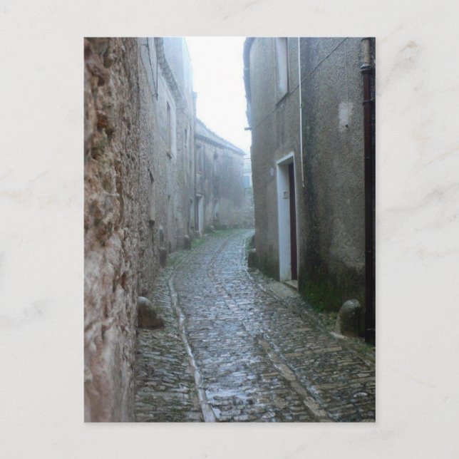 Rue pluvieuse à Erice Sicile Carte postale (Devant)