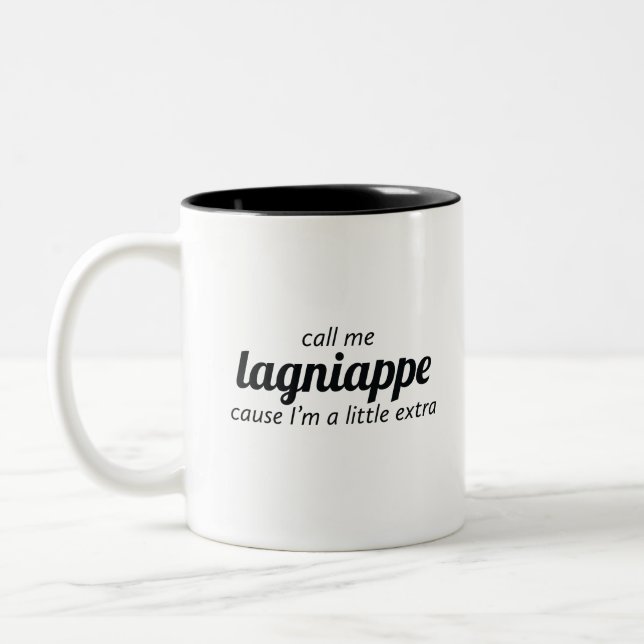 Rufen Sie mich Lagniappe an Zweifarbige Tasse (Links)