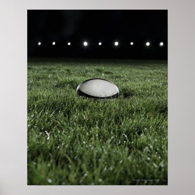 Rugby-Kugel auf dem Grasfeld eines Poster (Vorne)