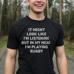 Rugby Player Funny T-Shirt<br><div class="desc">Perfektes Geschenk für jeden Rugby-Enthusiasten. Es mag aussehen, als ob ich höre, aber in meinem Kopf spiele ich Rugby ist ein lustiges und einzigartiges Design, das ein ideales Geschenk für Rugby-Liebhaber an Weihnachten oder Geburtstagen macht.</div>