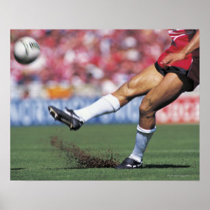 Rugby-Spieler, der den Ball tritt Poster