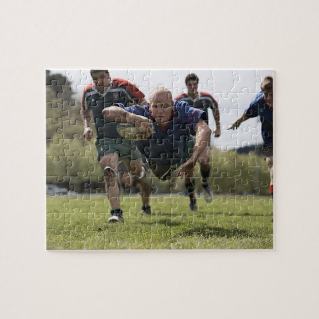 Rugby-Spieler, der mit Ball auf dem Boden springt (Horizontal)
