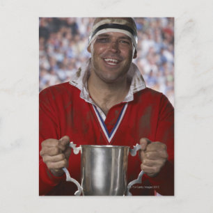 Rugby-Spieler mit Trophäenbecher, Portrait Postkarte