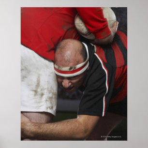 Rugbyspieler, der Gegner, mittleren Abschnitt Poster
