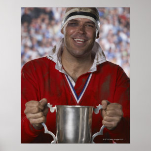 Rugbyspieler, der Trophäe-Cup, Porträt hält Poster