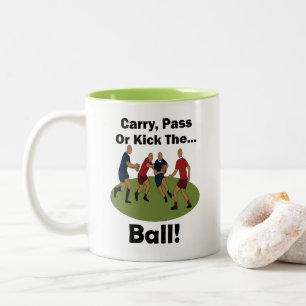 Rugbyspieler tragen den Ball weiter, passen oder k Zweifarbige Tasse