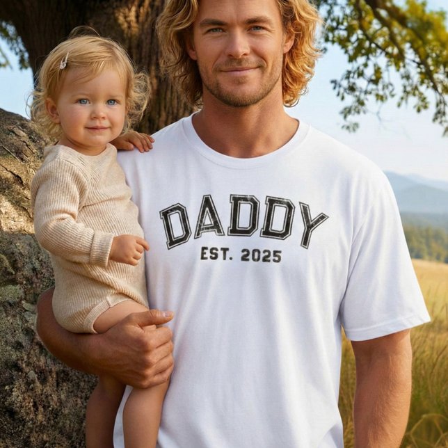 Rugged Black Bold Name Jahr Dad Gegründet T-Shirt (Von Creator hochgeladen)