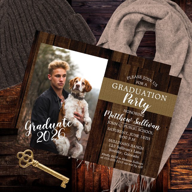 Rugged Woodsy Foto Graduation Party Einladung (Rugged Woodsy Wood Look and Burlap Photo Graduation Party Invitation)