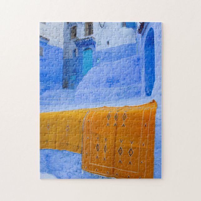 Rugs auf einer blauen Mauer (Vertikal)