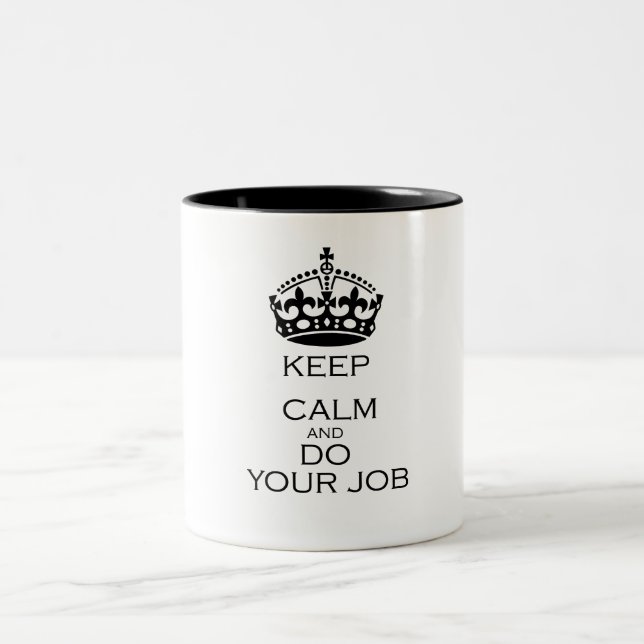 Ruhe behalt und mach deine Arbeit Zweifarbige Tasse (Mittel)