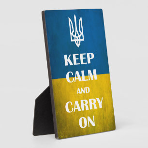 Ruhe behalten und das ukrainische Emblem-Trident w Fotoplatte