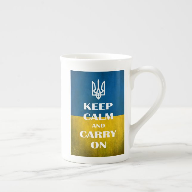 Ruhe behalten und das ukrainische Emblem-Trident w Prozellantasse (Rechts)