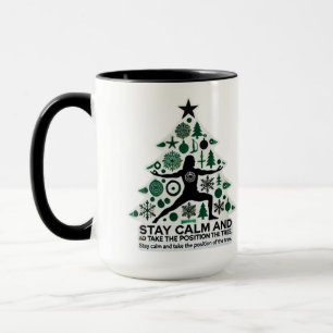Ruhe behalten und die Pose des Baumes übernehmen Tasse
