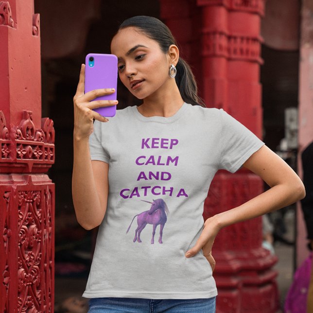 Ruhe behalten und ein Lila Einhorn für Frauen T-Shirt (Keep Calm and Catch a Purple Unicorn T-Shirt)