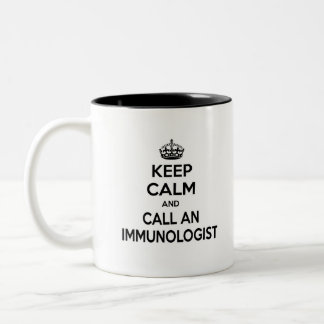 Ruhe behalten und einen Immunologen anrufen Zweifarbige Tasse