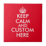 Ruhe behalten und lustige Keramik weiterführen Til Fliese<br><div class="desc">Behalt Ruhe und mache lustige Keramik Tile. Moderne Typografie mit Krone. Erstellen Sie Ihre eigene lustige Parodie mit dieser Meme-Vorlage. Eine nette Geschenkidee. Spaß Wohngestaltung für Haus und Büro.</div>