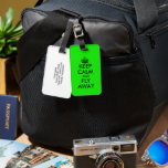 Ruhe behalten und lustige neongrüne Reisen wegflie Gepäckanhänger<br><div class="desc">Behalt Ruhe und fliege weg von lustigen neon grünen Reise Gepäcktag. Personalisiertes Gepäcketikett für Gepäck und Koffer. Moderne Typografie mit Krone. Erstellen Sie Ihre eigene coole Behalt Ruhe und führen Sie weiter Zitat. Hintergrundfarbe und Text können geändert werden. Reisen Spaß / Witz für reisende Männer und Frauen. Auch niedlich für...</div>