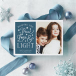 Ruhe, Liebe und Licht | Hanukkah-Foto Feiertagskarte<br><div class="desc">Moderne typografische Kundenkarte in Hanukkah zeigt Ihr Lieblingsstift mit "Peace,  Liebe and Light" in weißer handgeschriebener Typografie. Personalisieren Sie Ihre Daten mit Ihrem Familiennamen,  Ihren individuellen Namen und/oder Ihrer benutzerdefinierten Nachricht.</div>