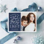 Ruhe, Liebe und Licht | Hanukkah-Foto Feiertagskarte<br><div class="desc">Moderne typografische Kundenkarte in Hanukkah zeigt Ihr Lieblingsstift mit "Peace,  Liebe and Light" in weißer handgeschriebener Typografie. Personalisieren Sie Ihre Daten mit Ihrem Familiennamen,  Ihren individuellen Namen und/oder Ihrer benutzerdefinierten Nachricht.</div>