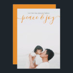 Ruhe und Freude Moderne Weihnachtskarte Einladung<br><div class="desc">Weihnachten Frieden und Freude Typografie Holiday Fotokarte von Ricaso - entworfen mit einem wunderbaren Fließtext aus Typografie Peace & Joy vorne - dieses schlichte, helle, orangefarbene Design wird sicher ein Hit mit Familie und Freunden sein ... einfach, um Ihren eigenen Text und Foto hinzuzufügen - Senden Sie Ihre Grüße im...</div>
