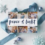 Ruhe und Licht | Hanukkah Foto Collage Feiertagskarte<br><div class="desc">Mit unserer hellen und festlichen Hanukkah-Urlaubskarte teilen Sie sechs beliebte Fotos. "Friede und Licht" erscheint in der Mitte in handgeschriebener Pinseltypografie,  mit Ihrem Urlaub Gruß,  Namen und das Jahr darunter.</div>