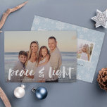 Ruhe und Licht | Hanukkah-Fotokarte Feiertagskarte<br><div class="desc">Moderne Hanukkah-Fotokarten zeichnen Ihr Lieblings-horizontales oder portraitorientiertes Bild mit "Ruhe und Licht" überlagert in weißer Hand gezeichnete Pinseltypografie aus. Fügen Sie Ihre Namen und das Jahr darunter hinzu,  und passen Sie die Schneeflocke gemustert zurück mit drei zusätzlichen Fotos und einer persönlichen Nachricht.</div>
