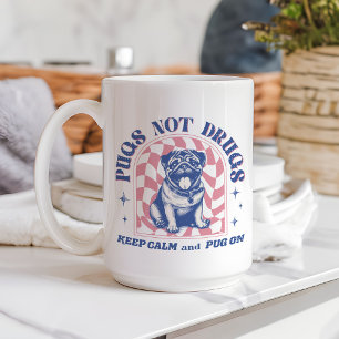 Ruhe und Mops auf Retro-Möpsen behalten Kaffeetasse