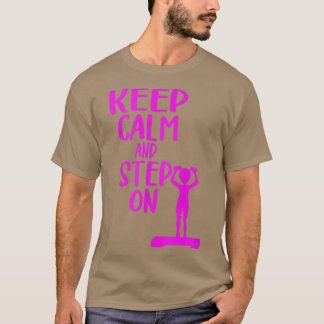 Ruhe und Treten bei der Aerobic Step-Übung behalte T-Shirt