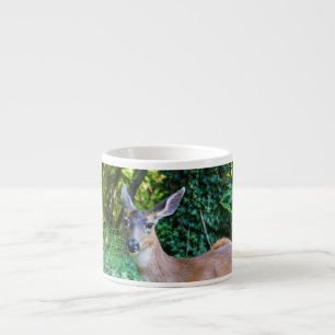 Ruhen der Tasse des Hirschen Espresso