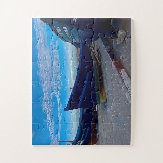 Ruhende blaue Boote an der Küste von Essaouira (Vertikal)