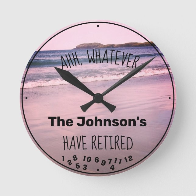 Ruhende Couple Familienname Fun Beach Retirement Runde Wanduhr (Vorderseite)