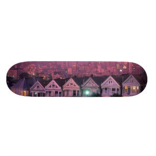 Ruhenhäuser bei Sonnenuntergang in San Francisco, Skateboard