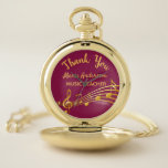 Ruhestand Gold Musiknoten burgundy Musiklehrer Taschenuhr<br><div class="desc">Einfaches und elegantes Ruhestandsgeschenk für eine Musiklehrerin! Chic mädchenhafte und bordeauxfarbene Hintergrund mit Imitaten goldenen Musiknoten. Vorlage für einen Namen,  und der folgende: Danke,  goldene Buchstaben. Vielen Dank,  dass Sie mit einem modernen handgeschriebenen Stil geschrieben sind.</div>