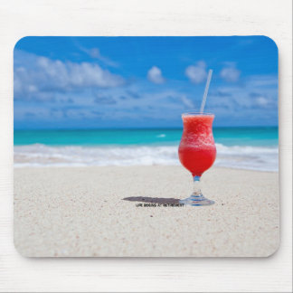Ruhestand: Sandy Beach und Frosty Drink Mousepad