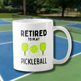 Ruheständig spielen Pickleball Paddle und Ball Kaffeetasse