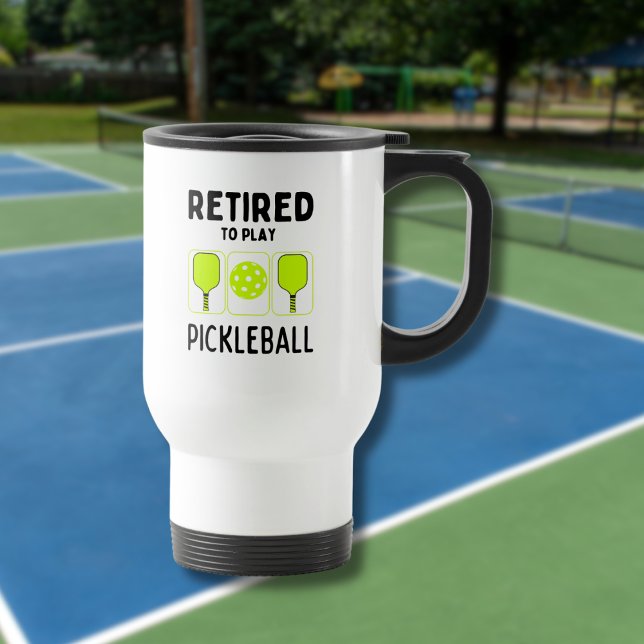 Ruheständig spielen Pickleball Paddle und Ball Reisebecher (Von Creator hochgeladen)