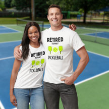 Ruheständig spielen Pickleball Paddle und Ball