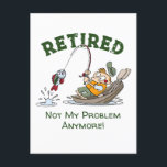 Ruheständler nicht mein Problem noch mehr Funny Fi Postkarte<br><div class="desc">Die Freude am Ruhestand mit unserer wunderbaren Cartoon-Illustration: "Verleumdet: Mein Problem ist nicht mehr." Dieses humorvolle Design spiegelt perfekt das Wesen eines sorglosen Lebens wider, wobei der Handel am Arbeitsplatz Sorgen um die Gelassenheit des Fischens macht. Mit einem glücklichen Fischer am Steuer feiert dieses Design den Beginn eines neuen Kapitels...</div>