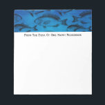 Ruhestandskammer von Fisherman Vater Notizblock<br><div class="desc">Der wunderschöne blaue Hintergrund betont das Vintage Fischmuster schwarze grafische Kunst: Monogramm dieses Notizblock für das Büro,  die menschliche Höhle,  die Werkstatt oder für das Zusammenfügen Ihrer Liste der Fischereivorräte.</div>