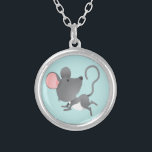 Ruhig als Maus-Süße Tier-Cartoon Versilberte Kette<br><div class="desc">Ein niedliches kleines Maus-Cartoon-Bild vor einem hellblauen Hintergrund. Sie können den blauen Hintergrund mithilfe der Hintergrundselektion in eine andere Farbe ändern. Das macht ein nettes Kindergeschenk.</div>