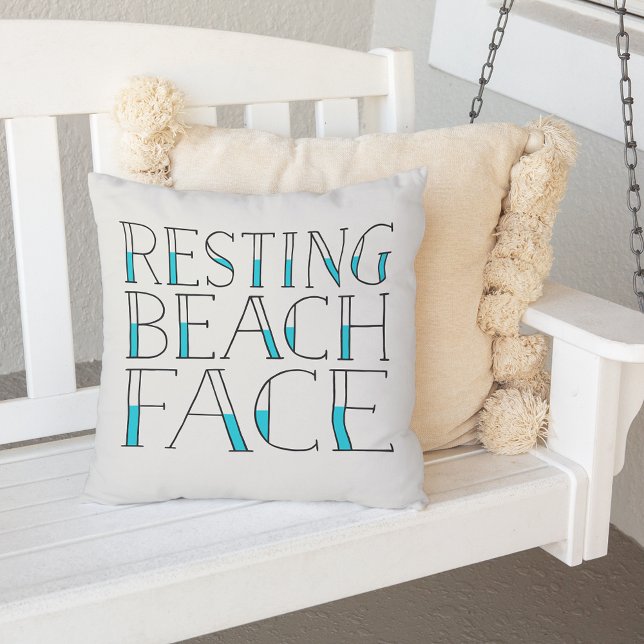 Ruhige Aussicht auf den Strand im Freien Kissen (Von Creator hochgeladen)