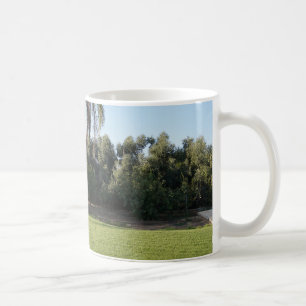 Ruhige Flucht: üppiger Rasen und mächtige Bäume Kaffeetasse